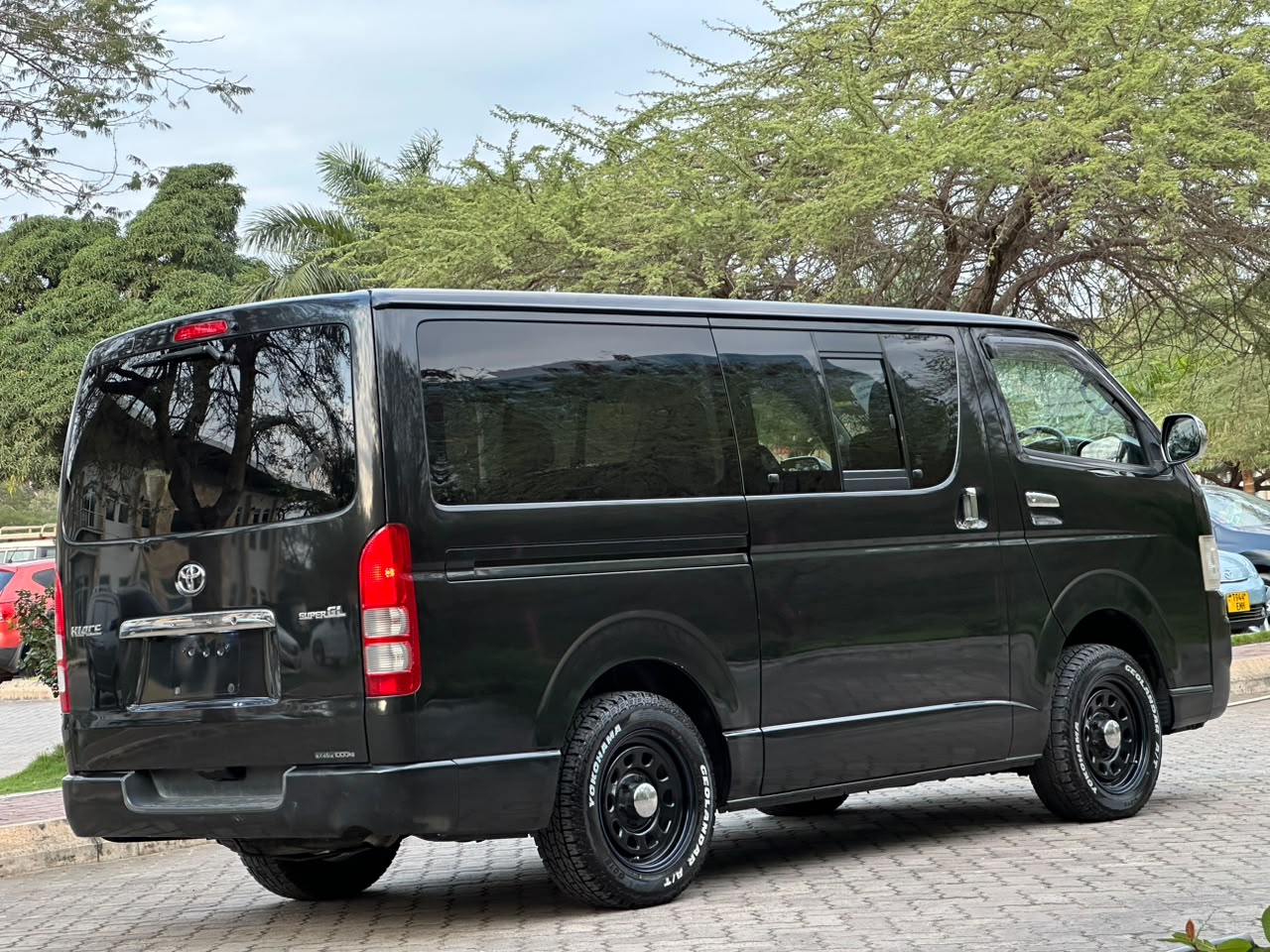 TOYOTA HIACE VAN LONG thumbnail 3